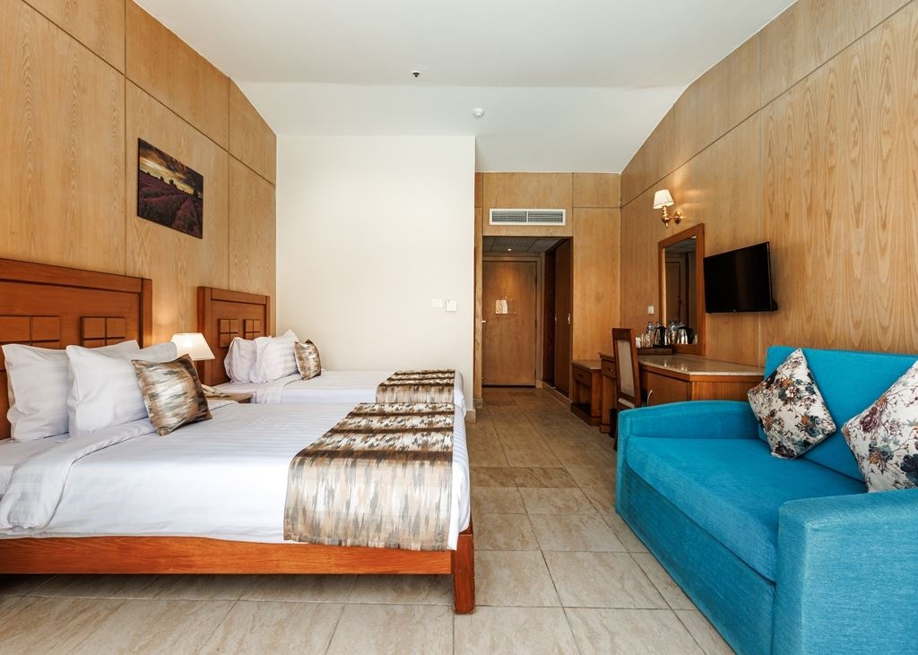 rooms-swimup-room-pool-view