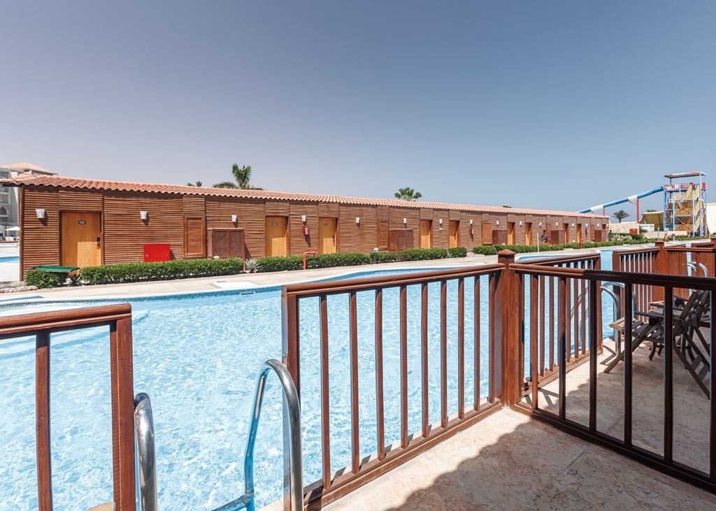 rooms-swimup-room-pool-view