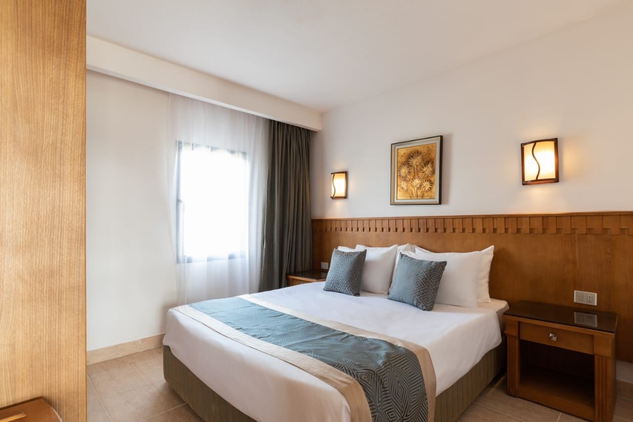 rooms-room-family-gardenpoolview