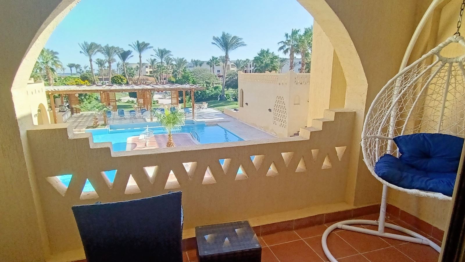 rooms-standard-room-pool-view