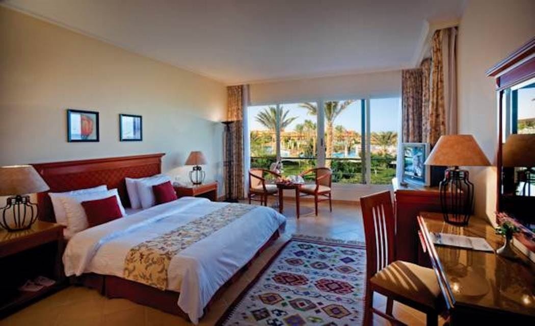 rooms-superior-room-main-building-pool-view