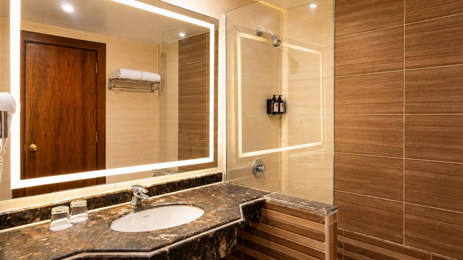 rooms-deluxe-room-pool-view