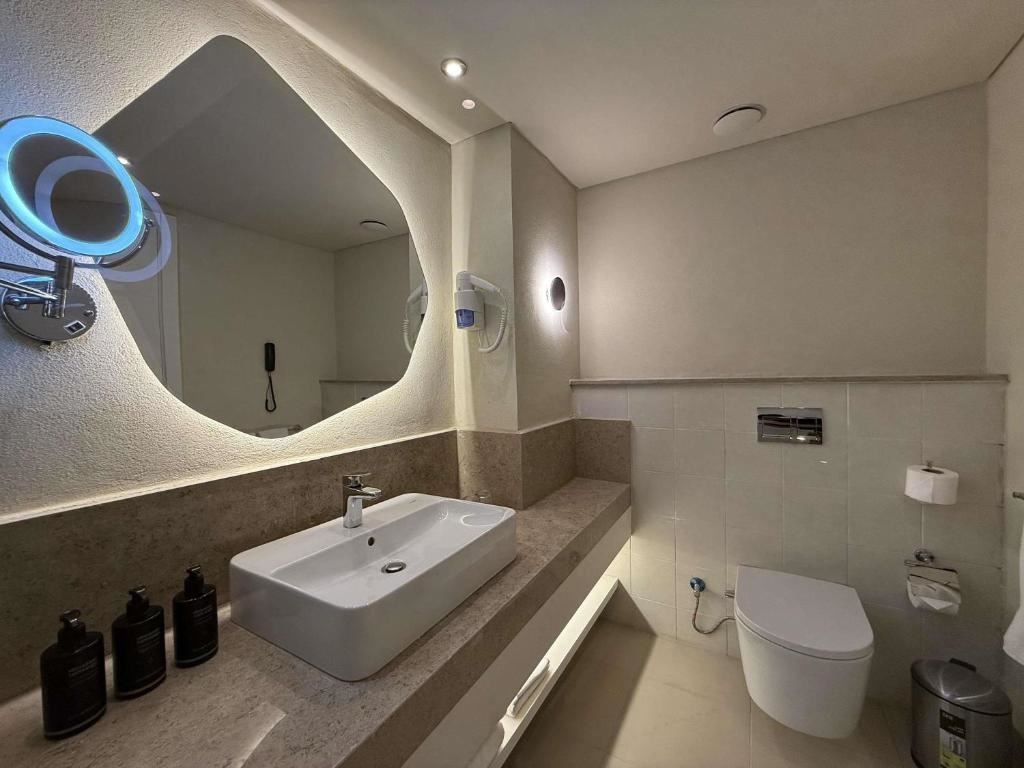 rooms-standard-room-with-2-queen-beds--pool-viewmountain-side