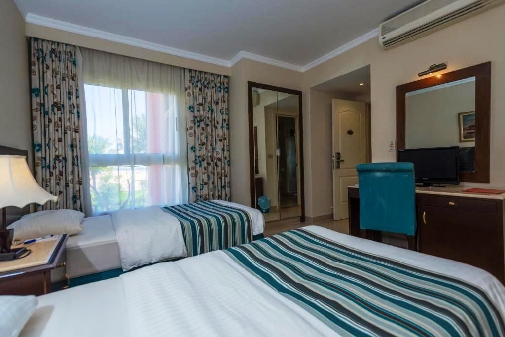 rooms-family-garden-view