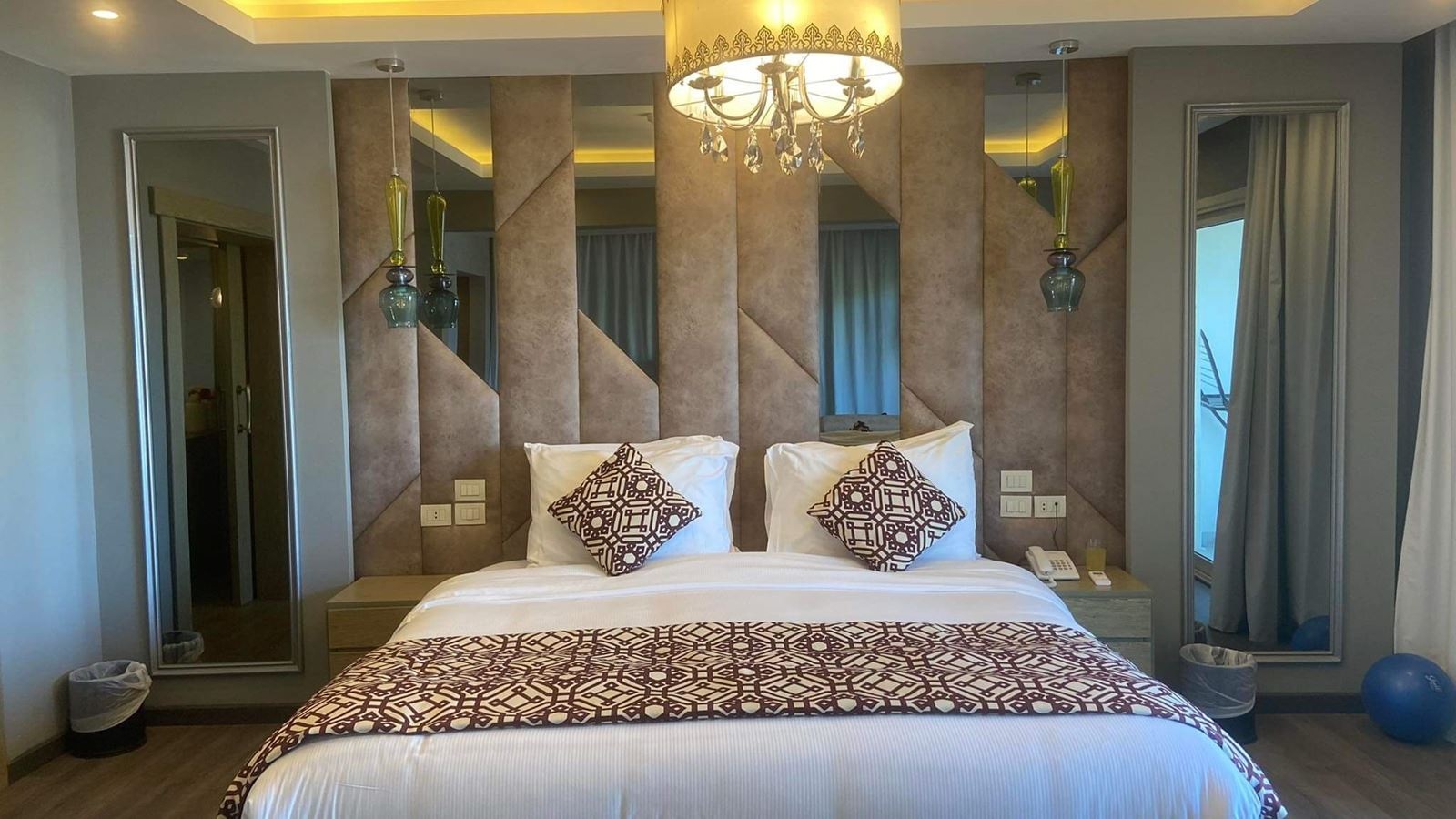 rooms-royal-suite-with-beach-front