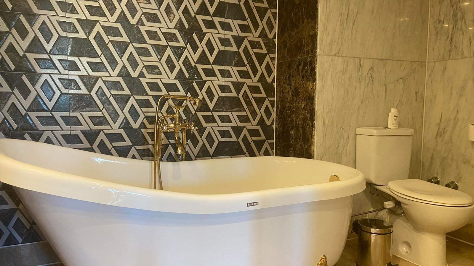 rooms-royal-suite-with-beach-front