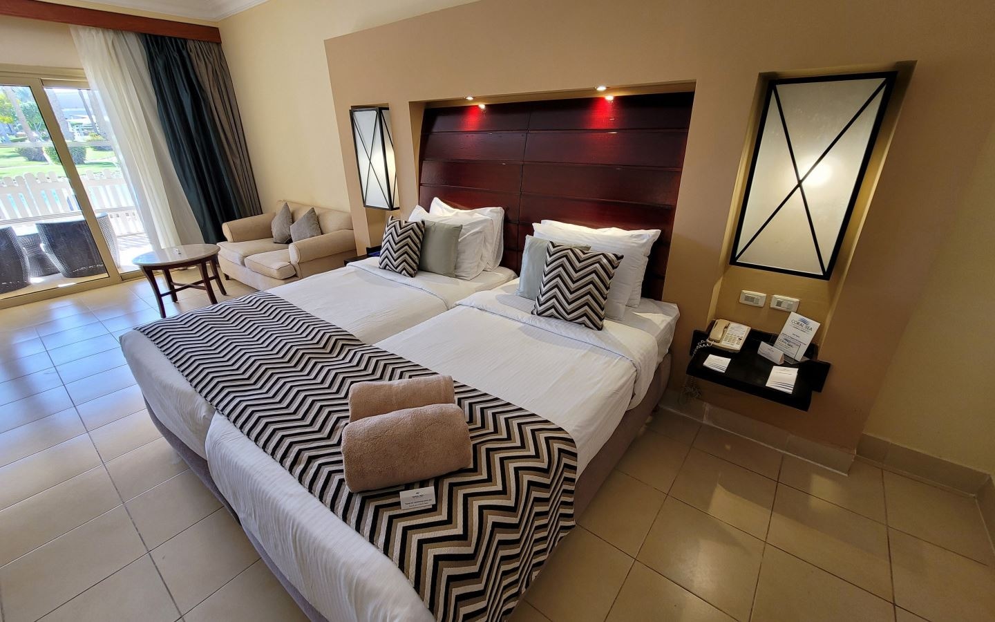 rooms-swim-up-room