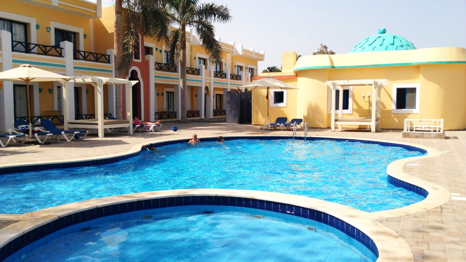 rooms-room-standard-pool-view