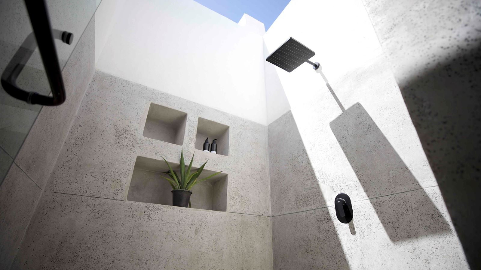 rooms-tucana-pool-suite-partial-sea-view