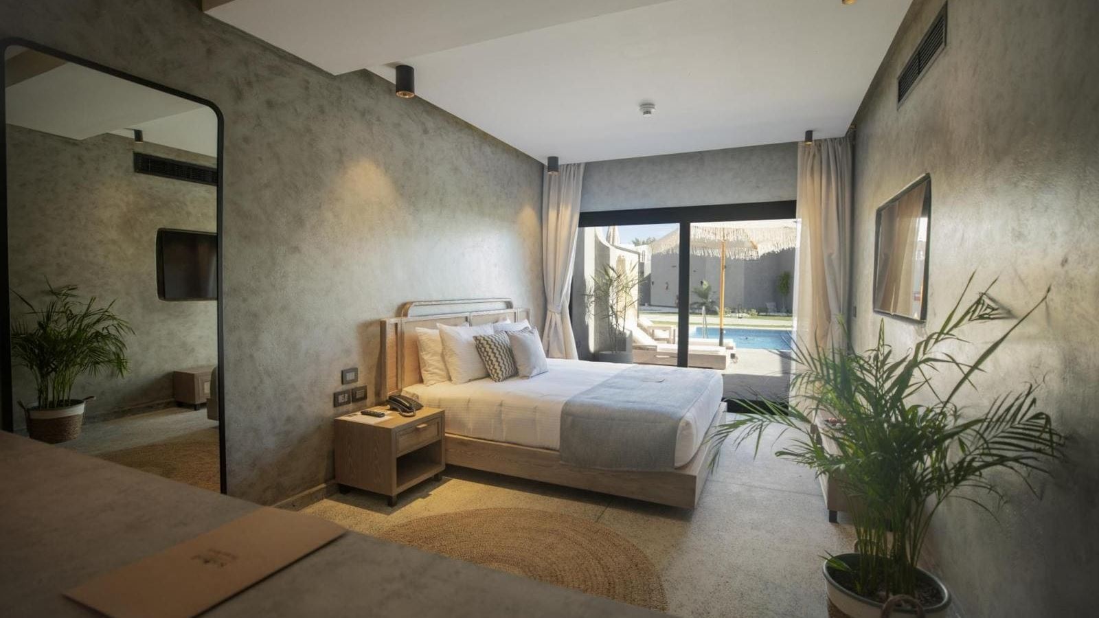 rooms-tucana-pool-suite-partial-sea-view