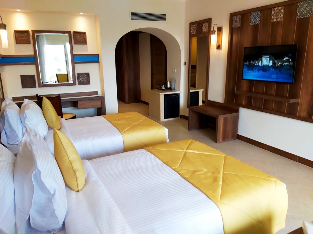 rooms-deluxe-room-partial-sea-view