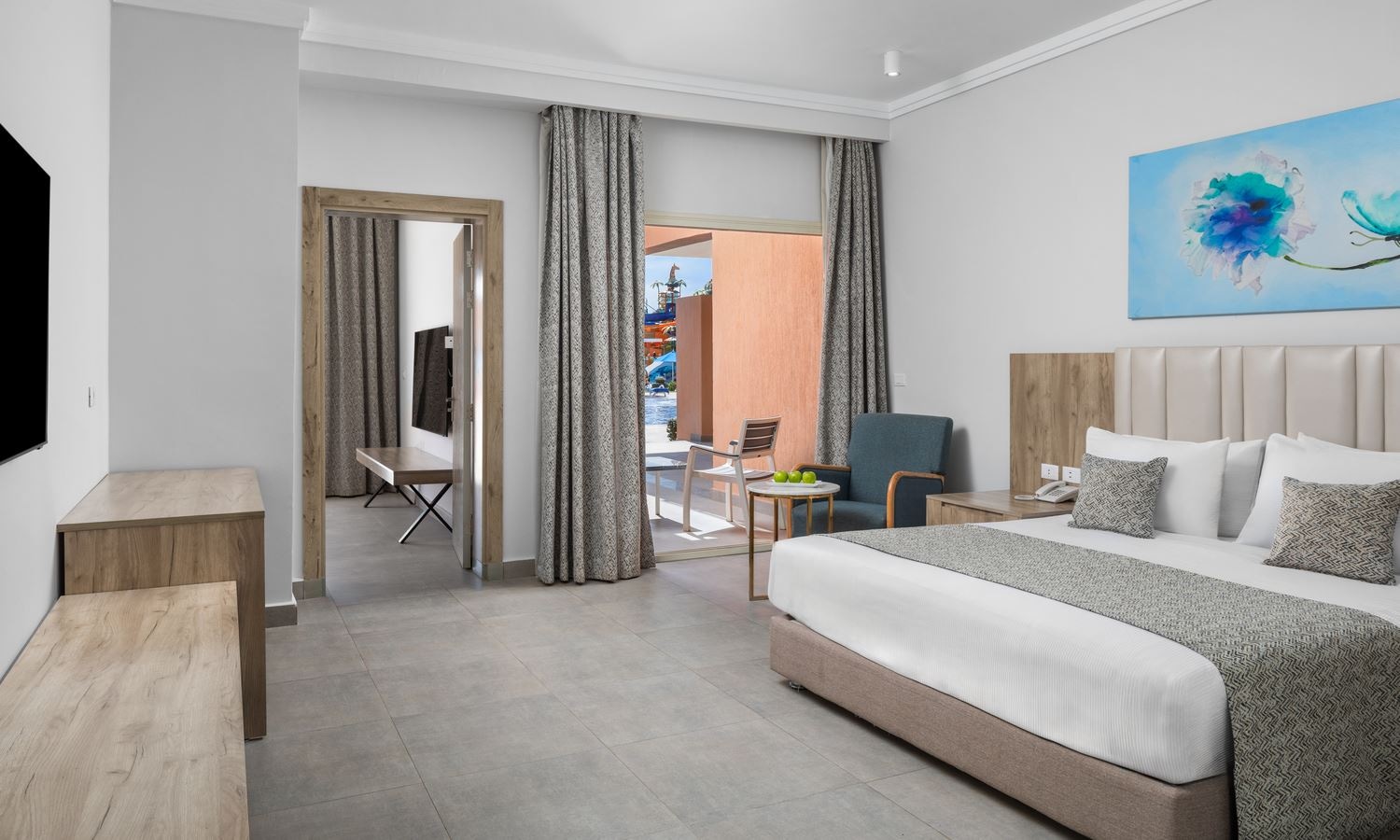 rooms-coral-premium-family-room-pool-view