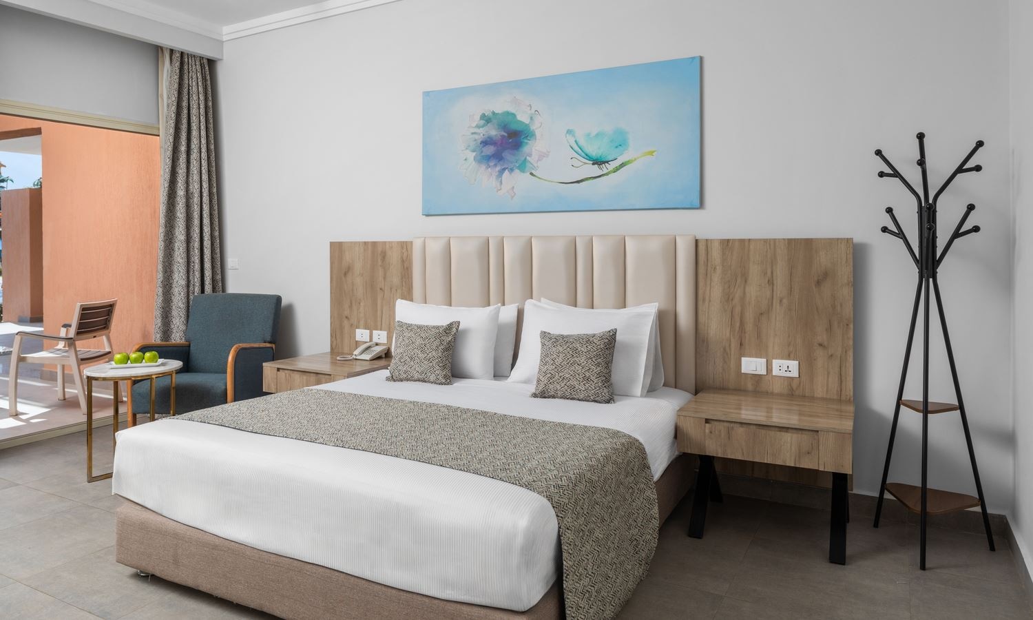 rooms-coral-premium-family-room-pool-view