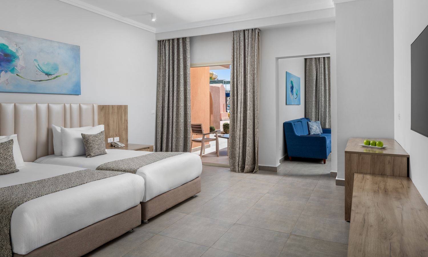 rooms-coral-premium-family-room-pool-view