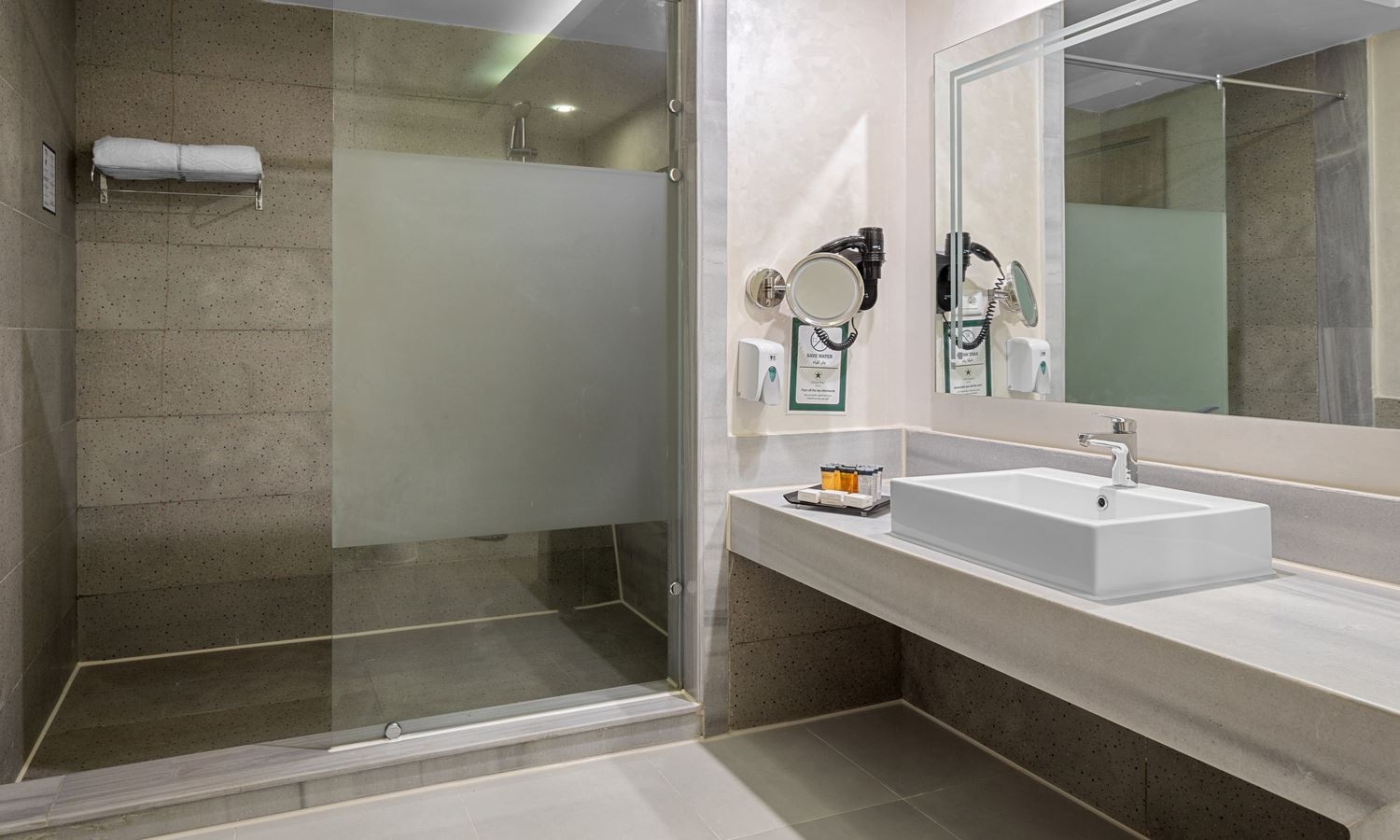 rooms-coral-premium-family-room-pool-view