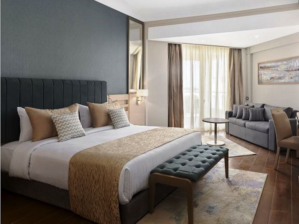 rooms-main-building-superior-swim-up-room