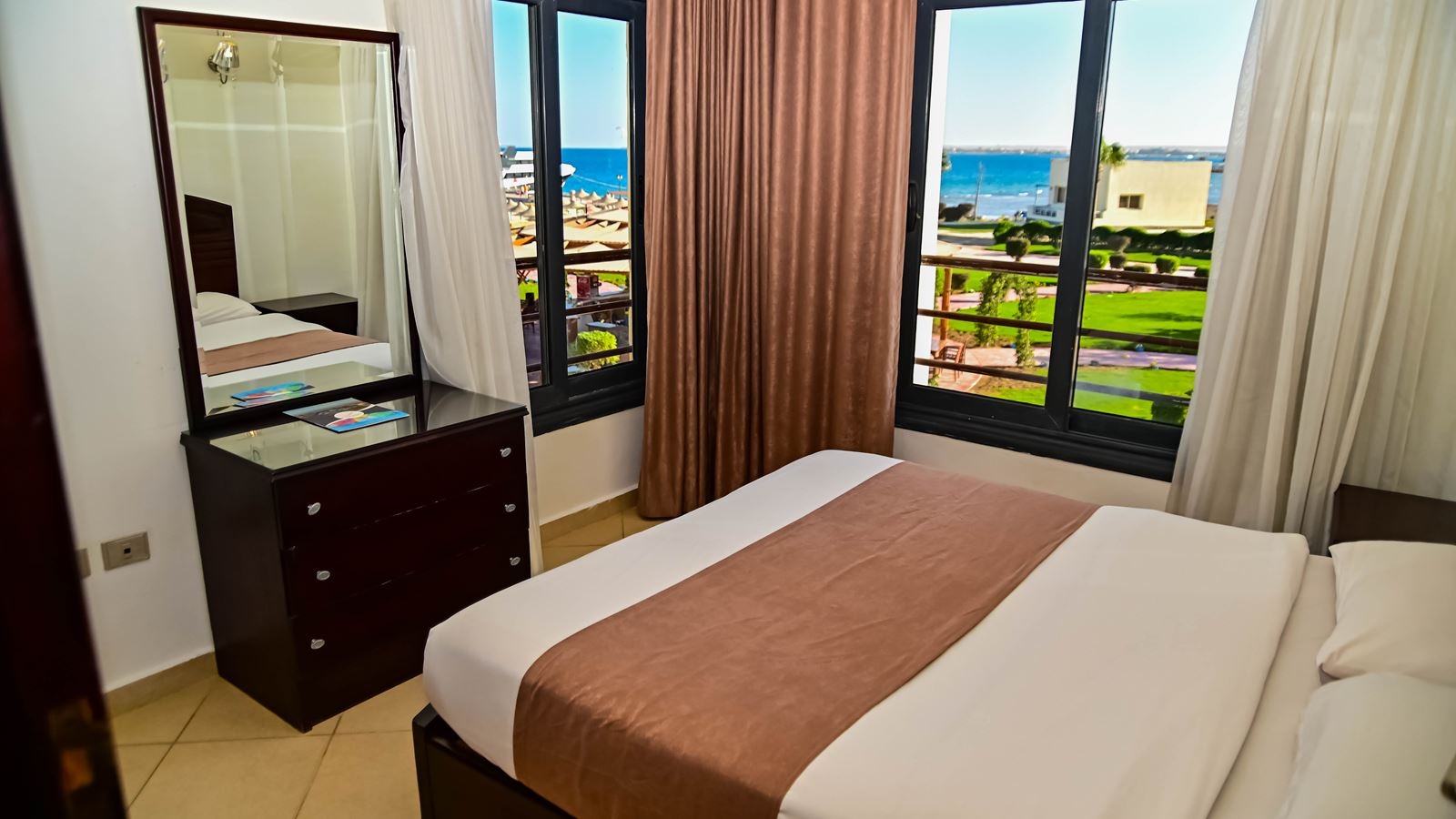 rooms-family-suite-pool-view-or-side-sea-view