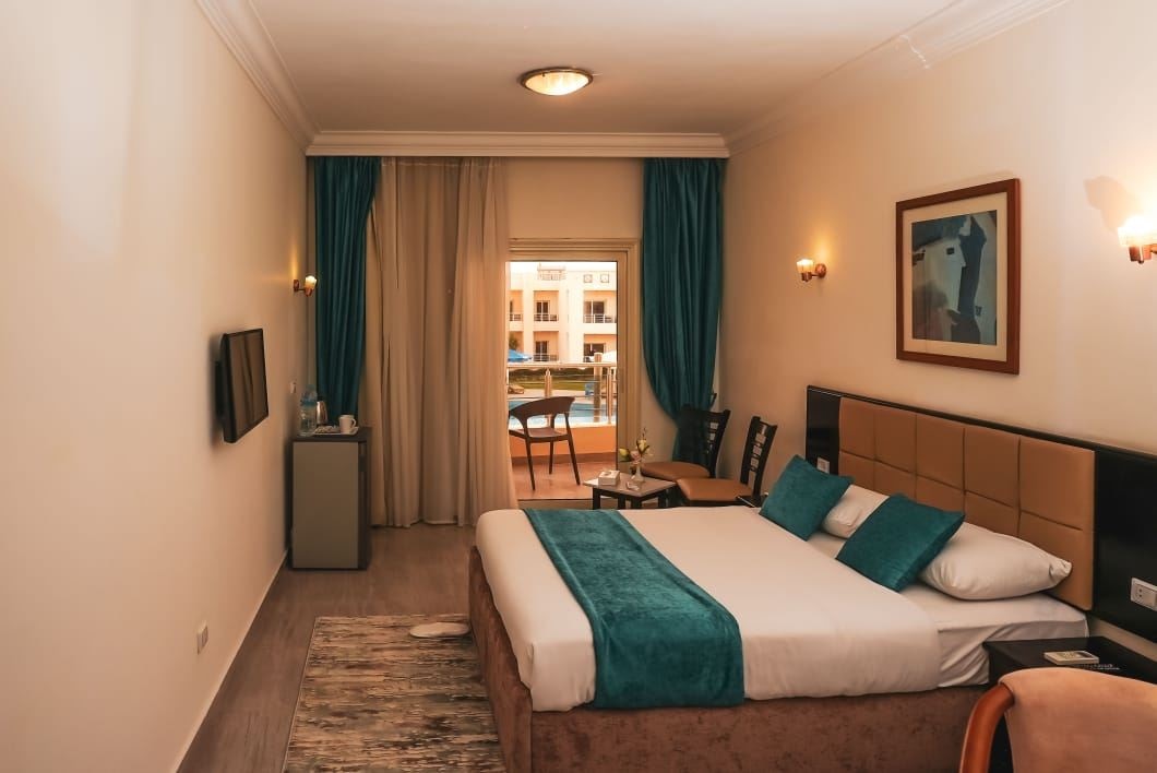 rooms-standard-room-pool-view