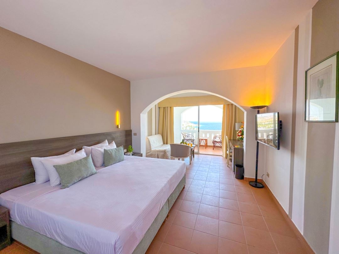 rooms-domina-oasis-premium-room-renovated