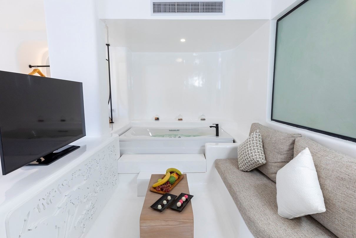 rooms-livinit-up-jacuzzi-suite
