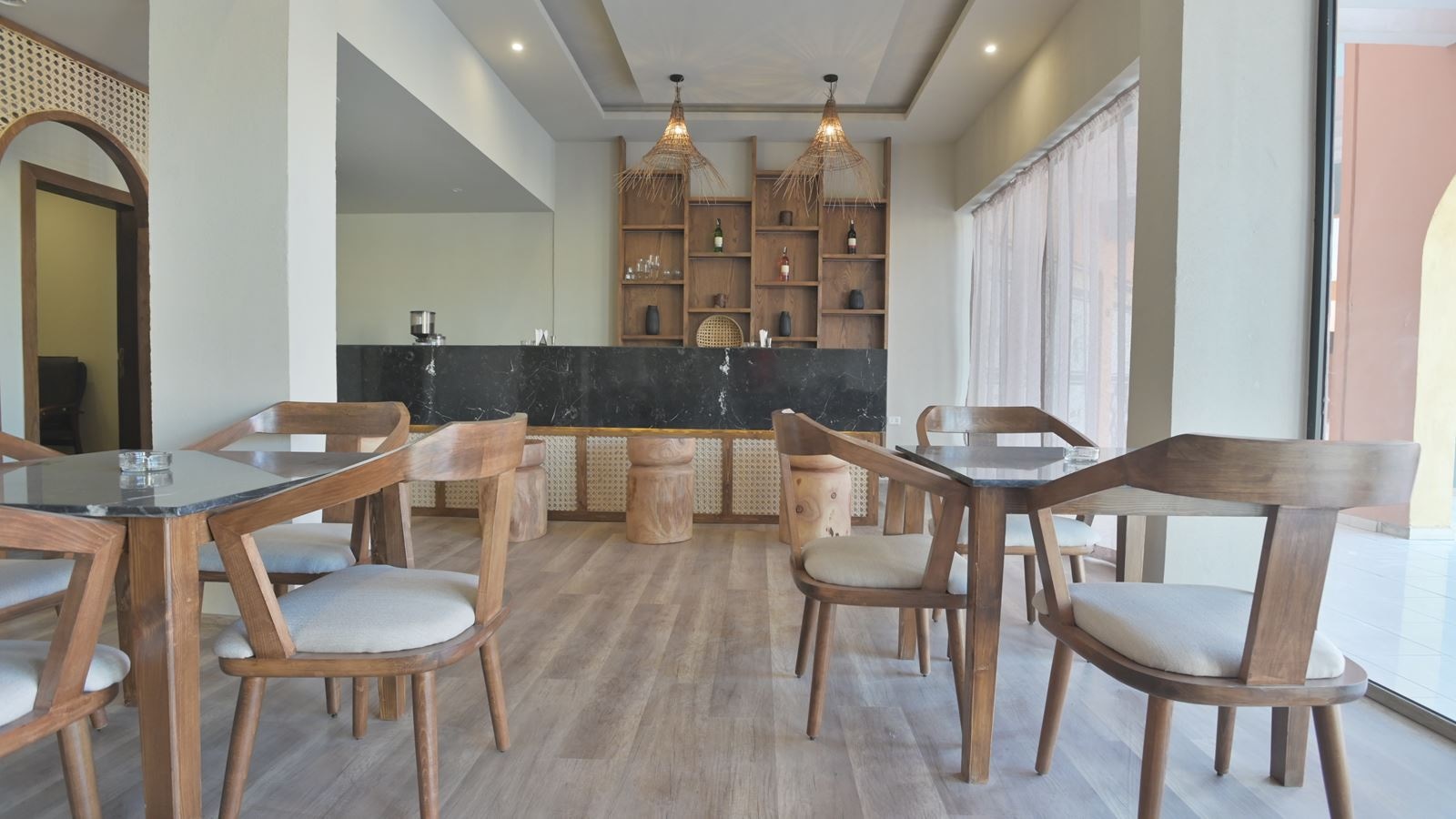 bars-friskys-bar-lobby-bar