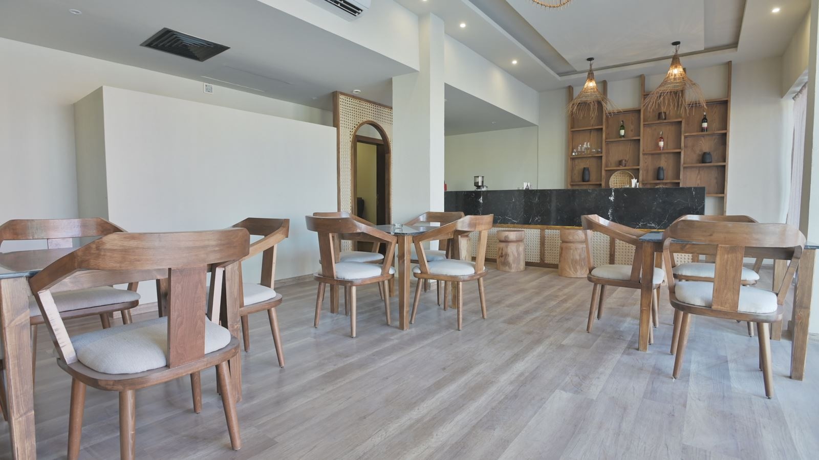 bars-friskys-bar-lobby-bar