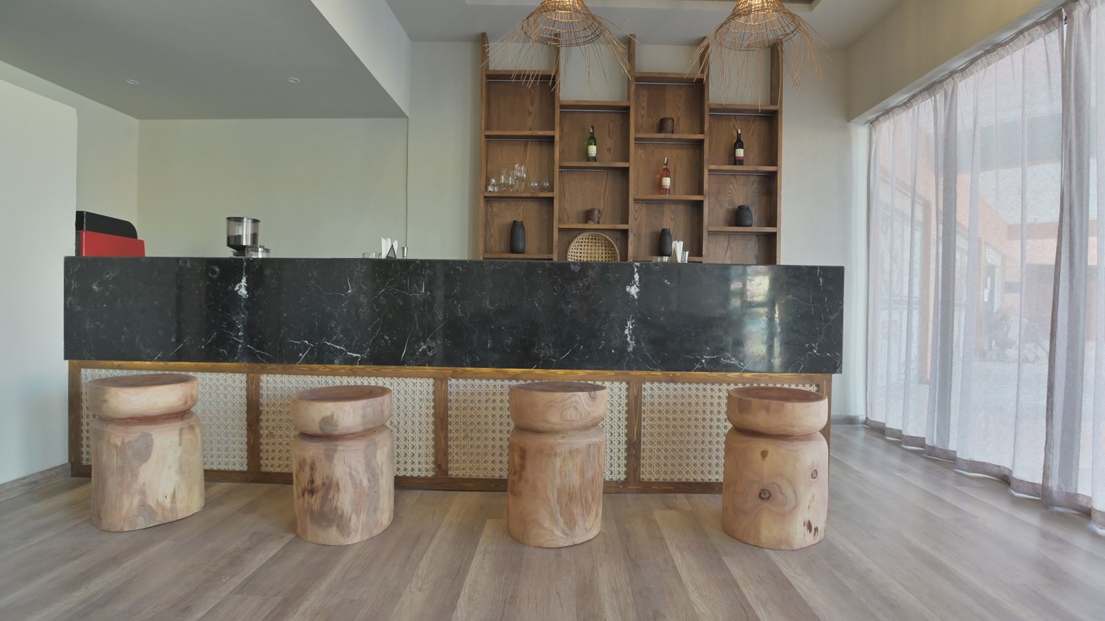 bars-friskys-bar-lobby-bar