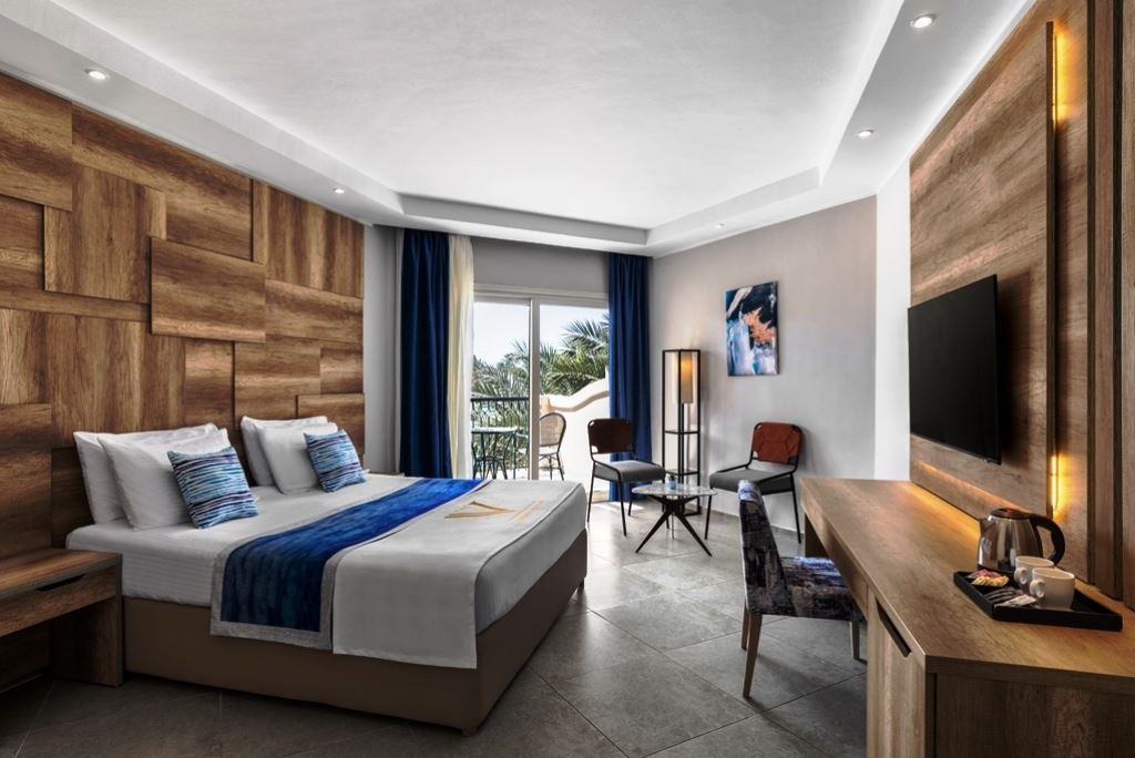 rooms-deluxe-room-pool-viewside-sea-view