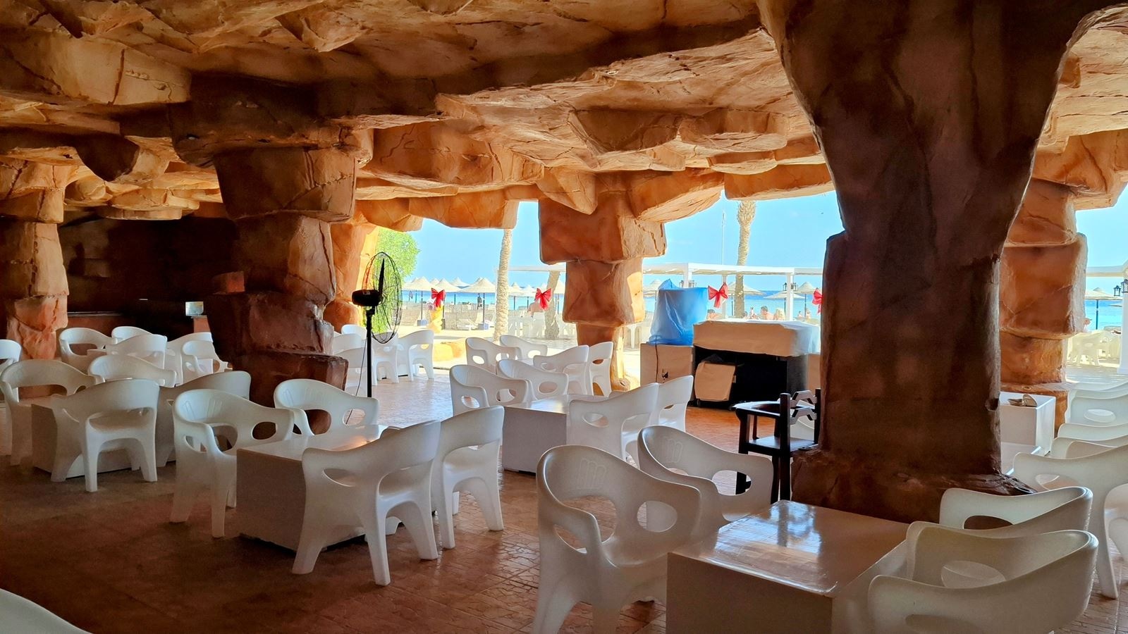 bars-cave-beach-bar
