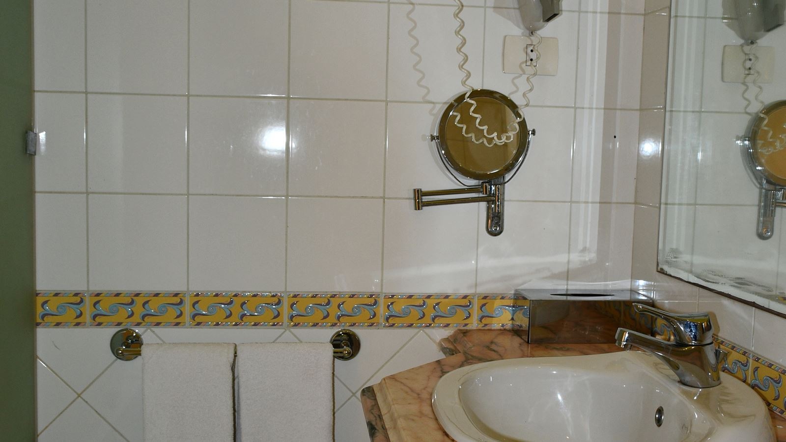 rooms-junior-suite-pool-view--sea-side