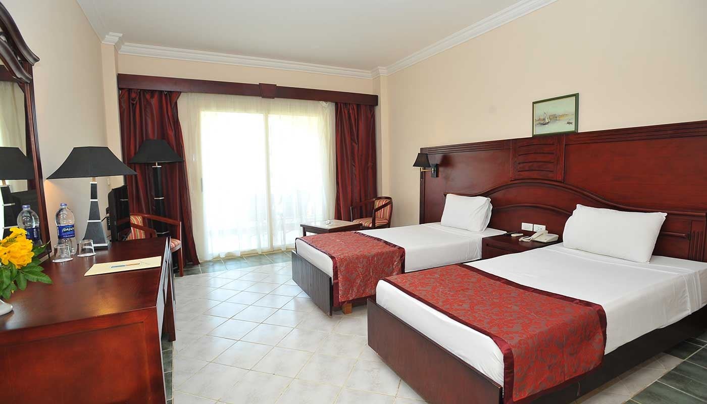 rooms-family-suite-with-2-separate-bedrooms