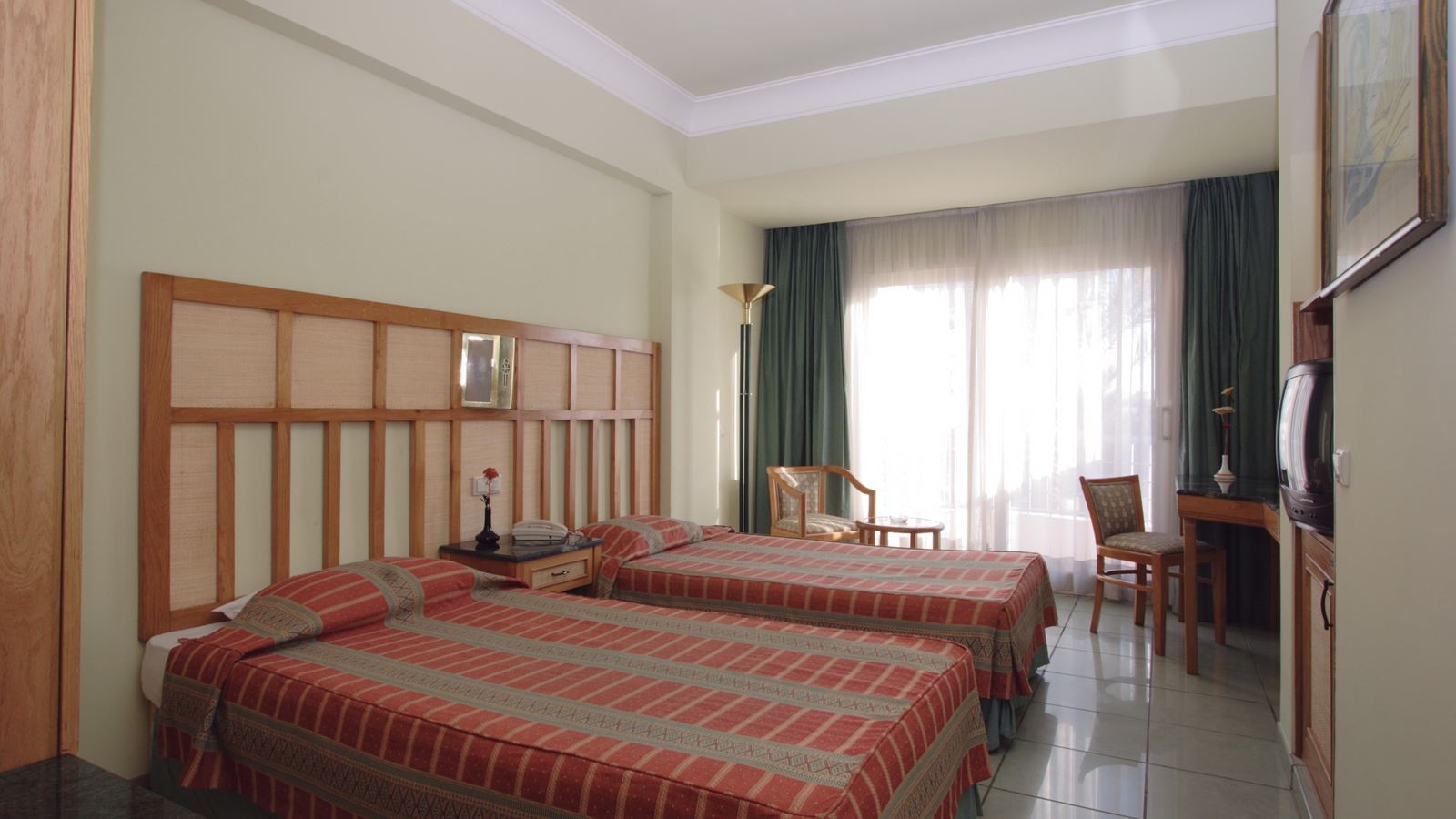 rooms-room-standard-pool-view