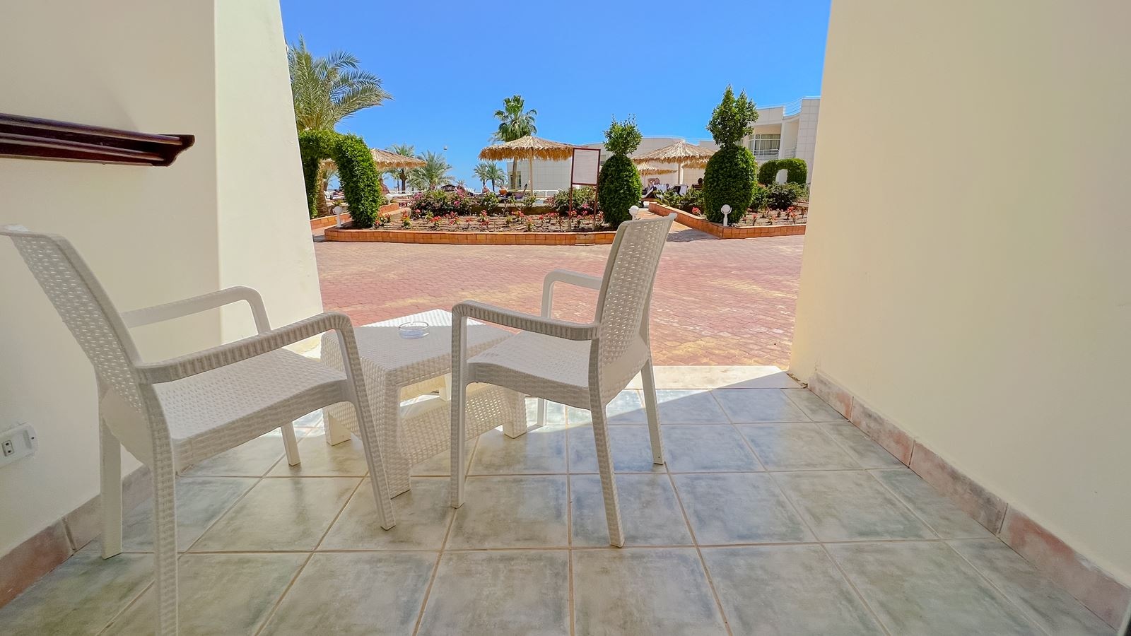 rooms-studio-pool-view