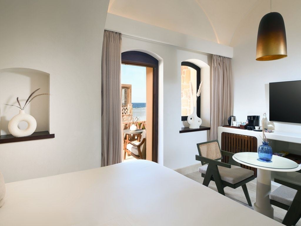 rooms-premium-room-partial-sea-view