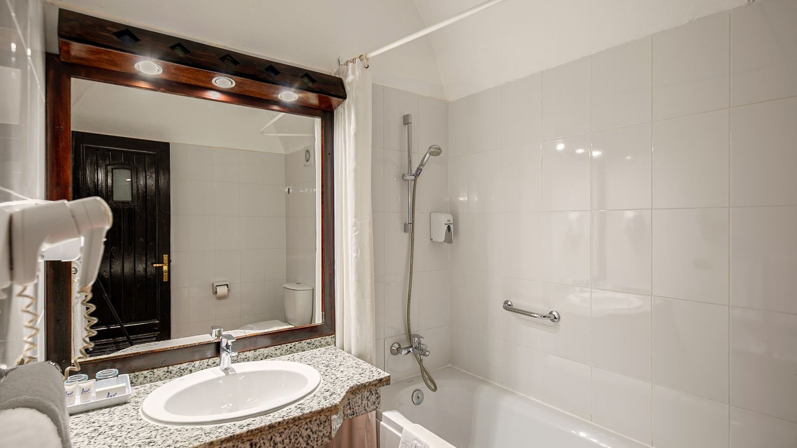 rooms-room-standard-pool-view-or-garden-view