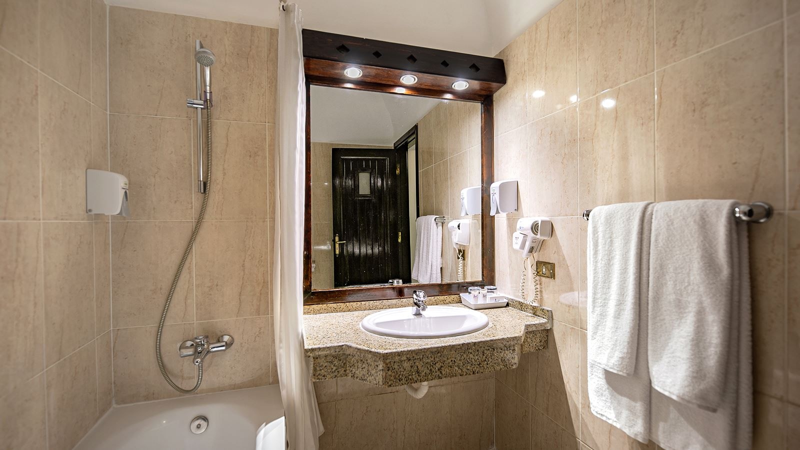 rooms-room-standard-pool-view-or-garden-view