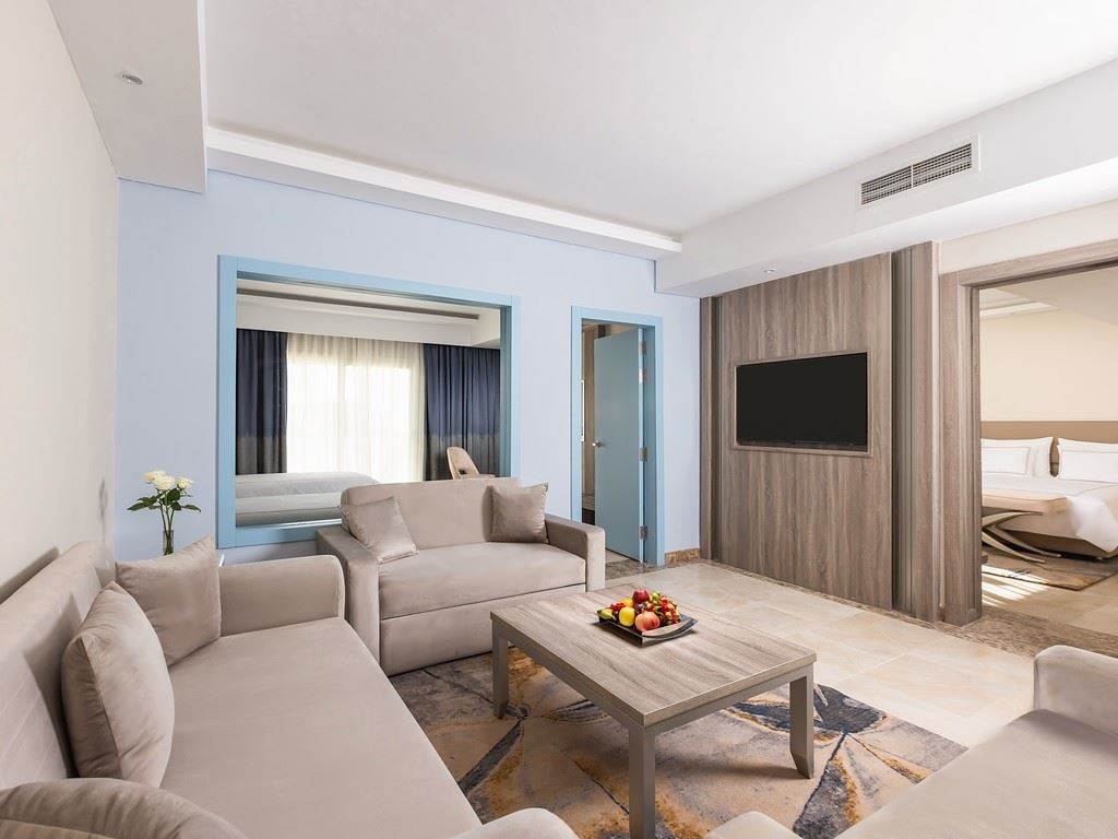 rooms-senior-suite-blue-planet