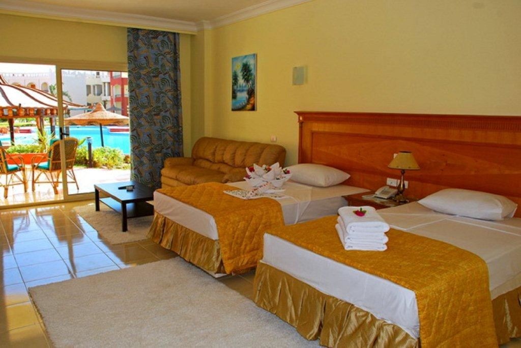 rooms-standard-room-pool-view