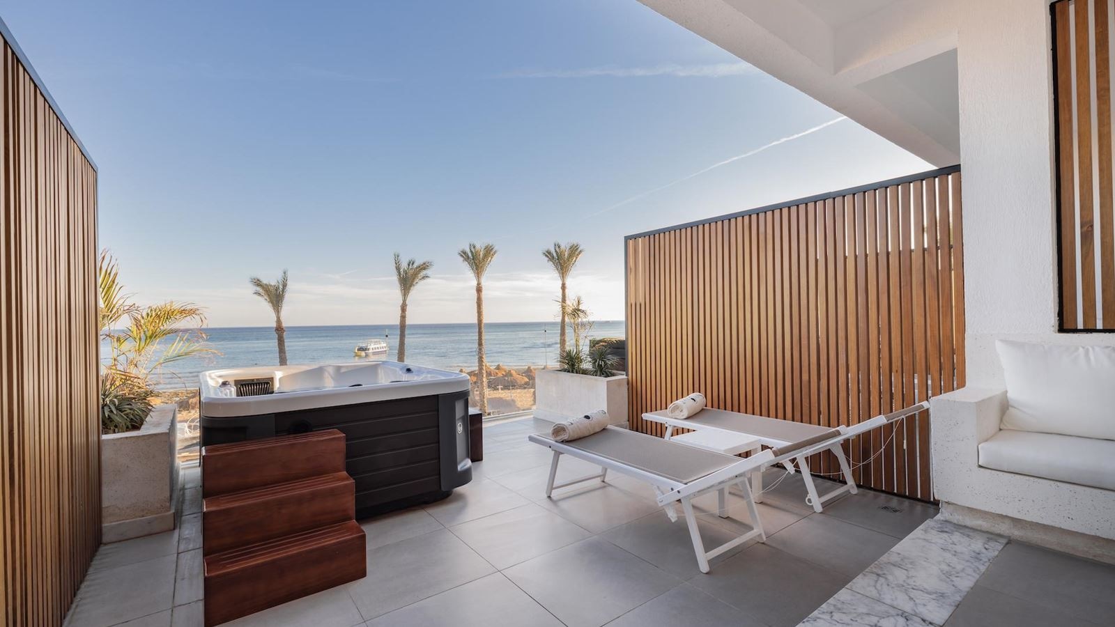 rooms-posh-jacuzzi-suite-sea-front