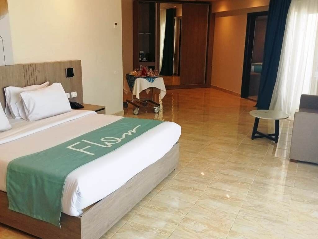 rooms-family-jacuzzi-suite-pool-or-side-sea-view