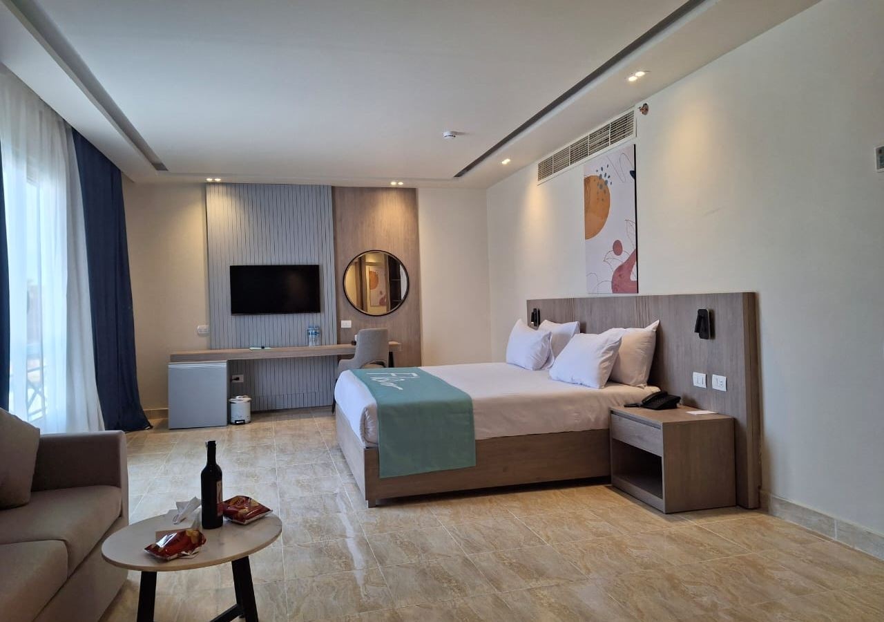 rooms-family-suit-pool-view