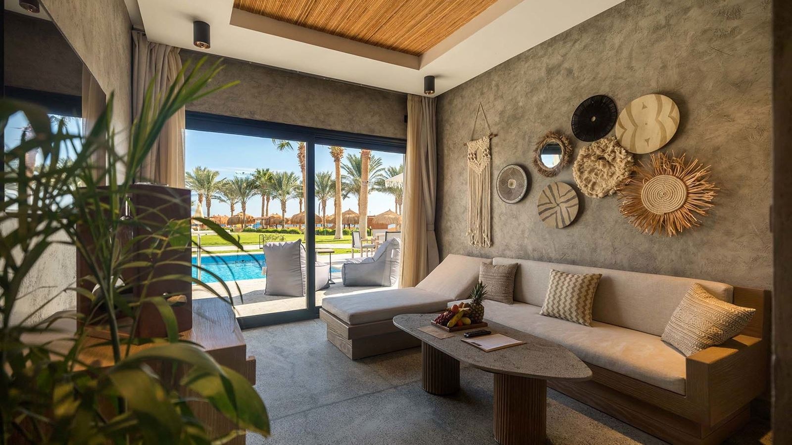 rooms-executive-jacuzzi--pool-suite-psv