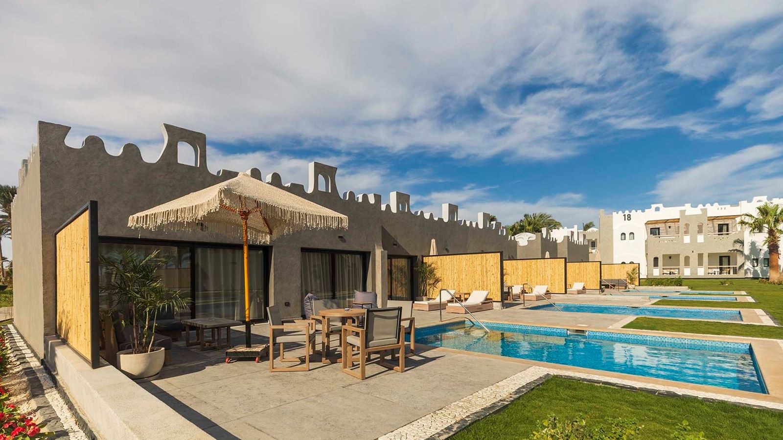 rooms-executive-jacuzzi--pool-suite-psv