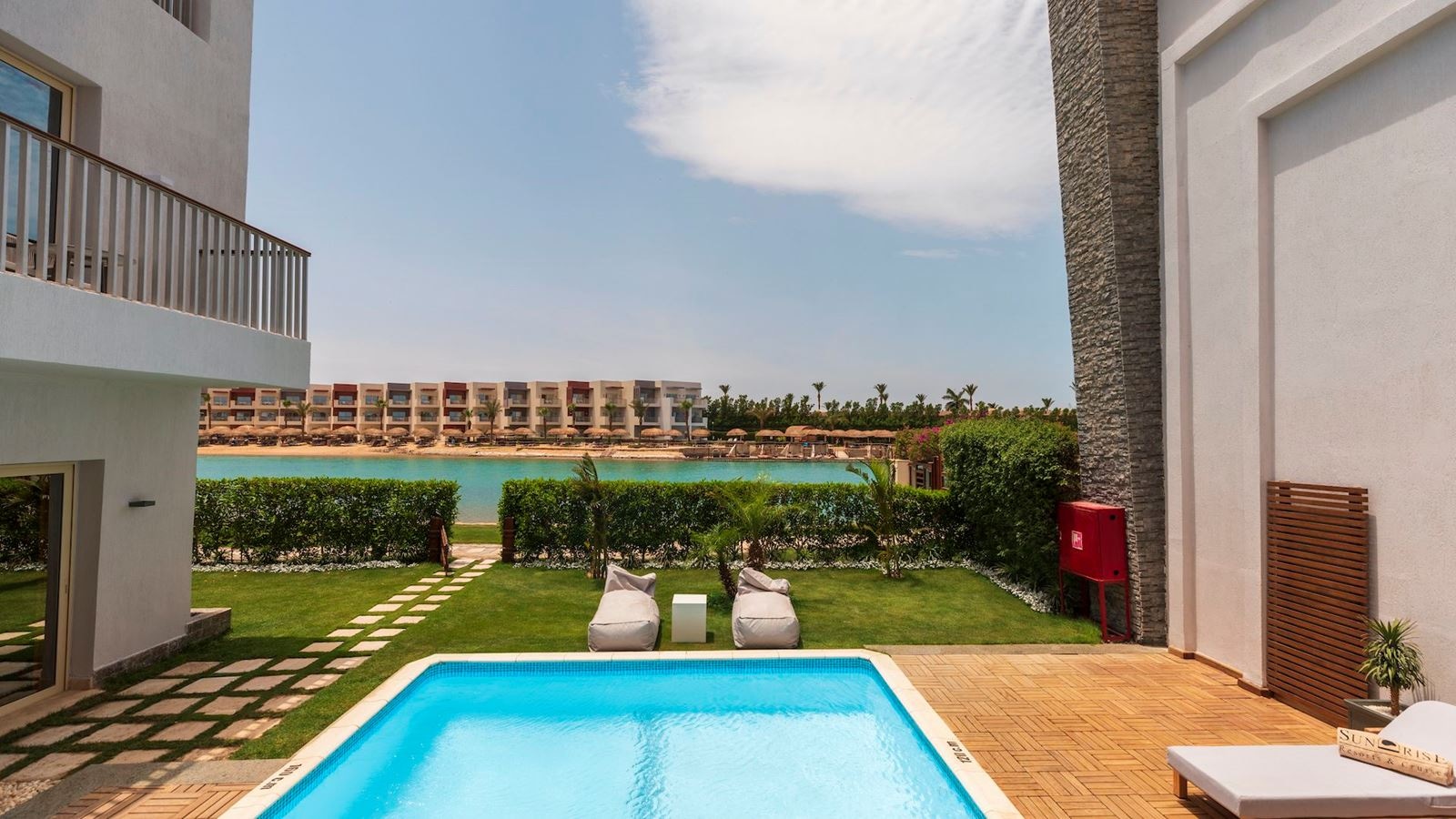 rooms-pool-suite-sea-view