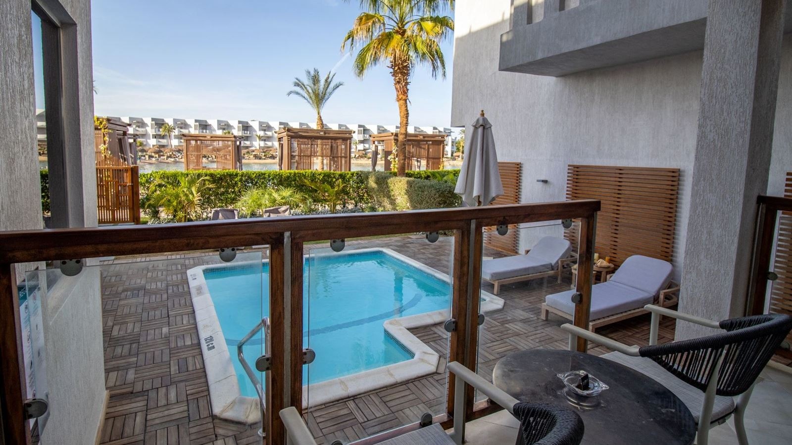 rooms-junior-swim-up-suite-posh-club