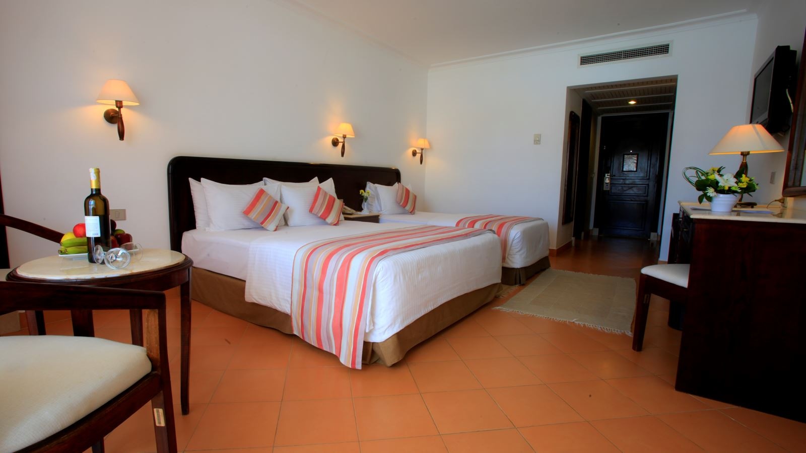 rooms-family-room-garden--pool-view