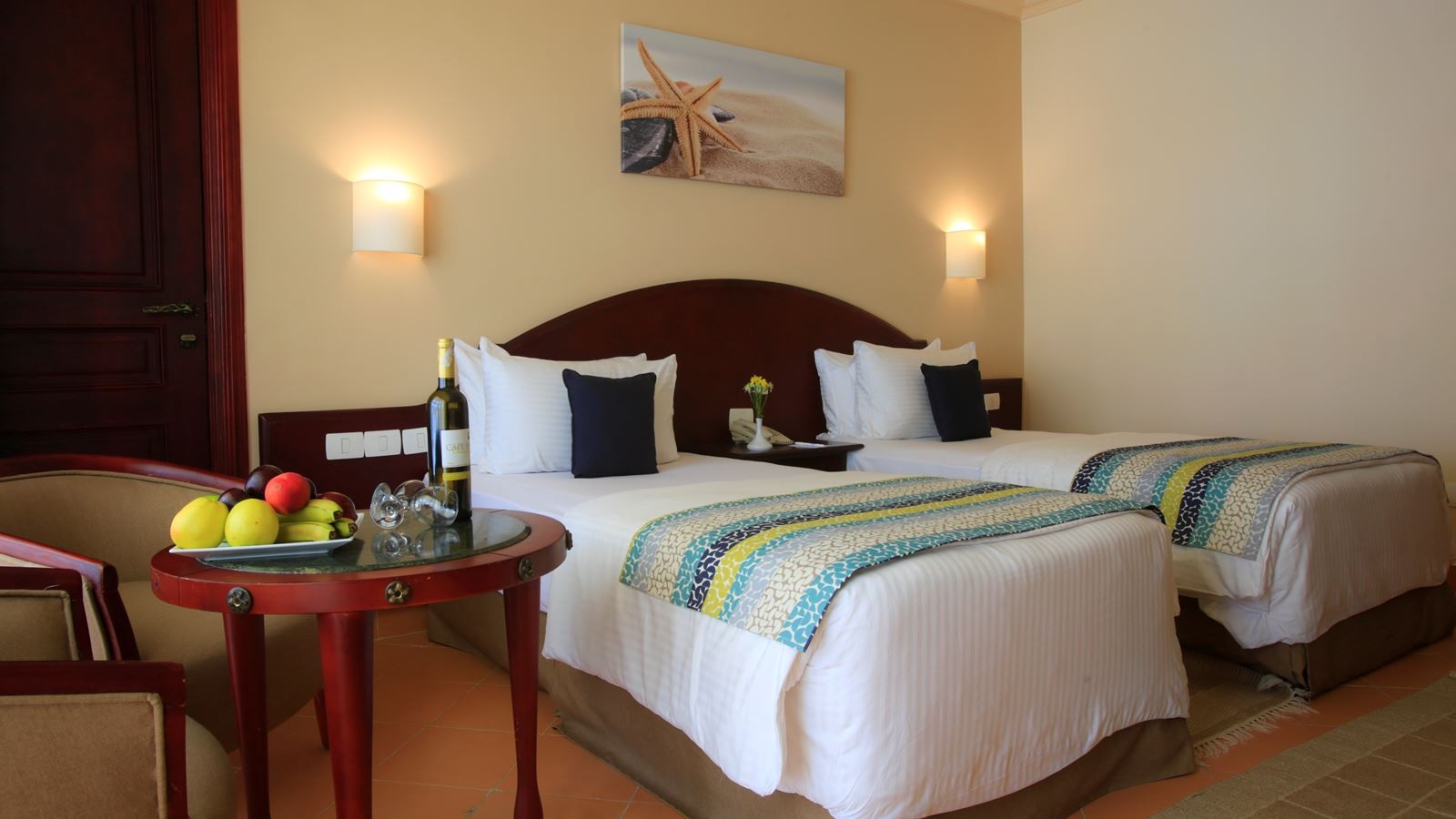 rooms-family-room-garden--pool-view