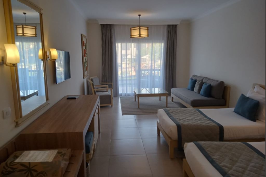 rooms-superior-room-pool-view