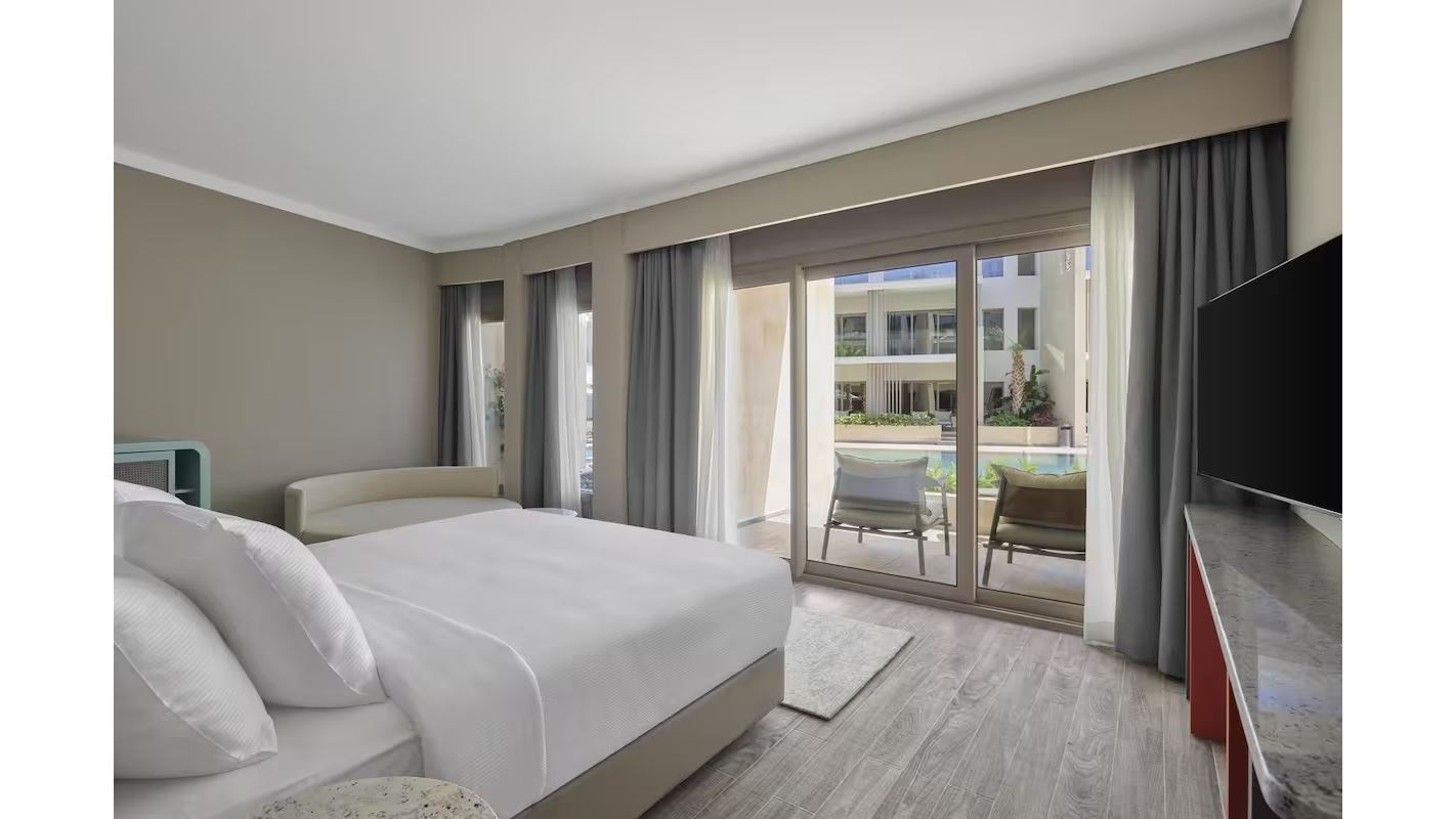 rooms-deluxe-room-with-pool-view