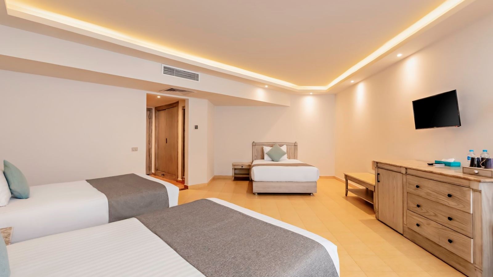 rooms-mega-room-gardenpool-view